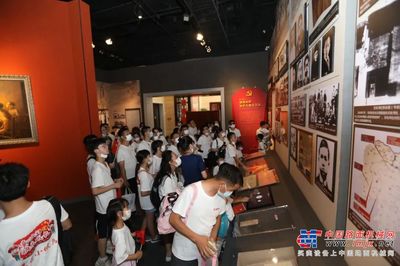 舞臺(tái)藝術(shù)造型策劃 三一“小候鳥”進(jìn)工廠、玩挖機(jī)、學(xué)知識(shí)